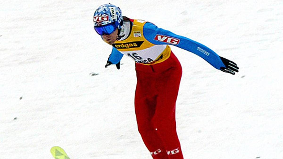 Doch was dann Björn Einar Romoeren abzieht, ist mit "Wahnsinn" noch untertrieben. Der Norweger landet erst bei 239 Metern - und steht ihn wie eine Eins! Danach rastet er komplett aus und animiert das Publikum wie kein Zweiter. Jahrelang springt er mit dieser Zahlkombination unter seinem Ski. Den Wettbewerb am Folgetag bestreitet er als weltweit Erster mit Krawatte