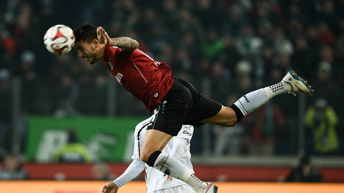 Die Niedersachsen um Joselu haben gegen den kompakten Aufsteiger zwar über weite Strecken etwas mehr vom Spiel, Torchancen sind im ersten Durchgang jedoch Mangelware