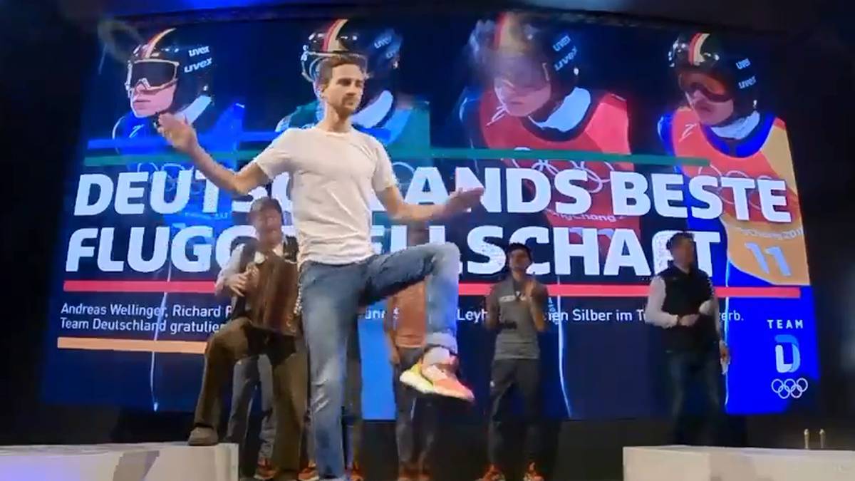 Ein deutscher Athlet rührt mit seiner Geste ganz besonders. Für das Team-Skispringen wurde Markus Eisenbichler nicht nominiert. Nach der Silbermedaille empfängt er seine Teamkollegen mit einem Schuhplattler auf der Bühne