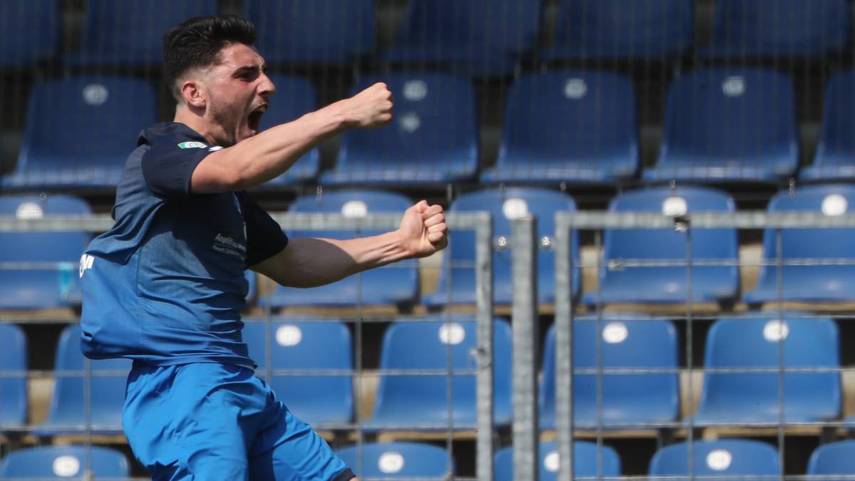 2015 hatte der offensive Mittelfeldspieler noch zwei Partien für die U16 des DFB bestritten. In der Youth League erzielte er drei Treffer in acht Einsätzen