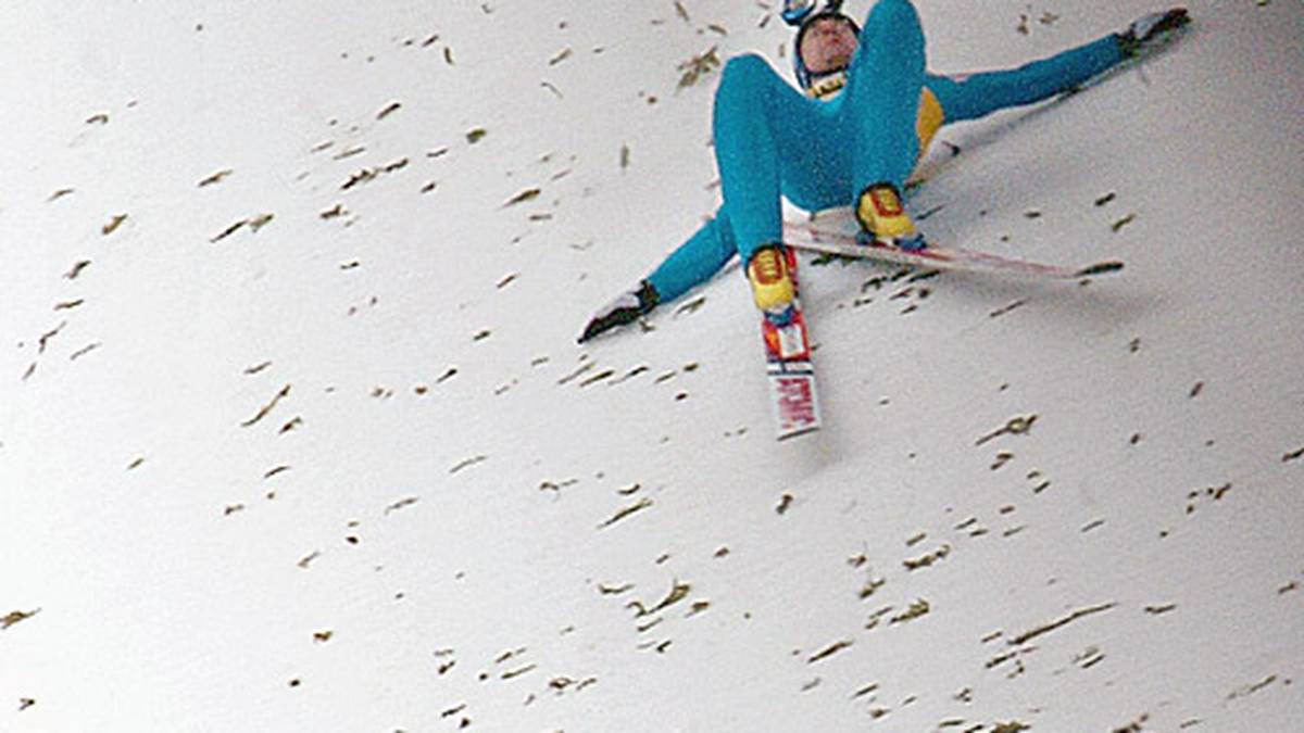 Aber die Jury übertreibt es. Janne Ahonen, der in der Nacht zuvor mit Landsmann Risto Jussilainen 24 Bierdosen leert, bricht seinen Flug ab, landet dennoch bei nicht für möglich gehaltenen 240 Metern. Der Landedruck ist zu groß, der große Finne stürzt und reißt sich das Kreuzband. Er weigert sich dennoch, ins Krankenhaus gefahren zu werden. Die Ärzte hätten wohl große Mengen Restalkohol festgestellt