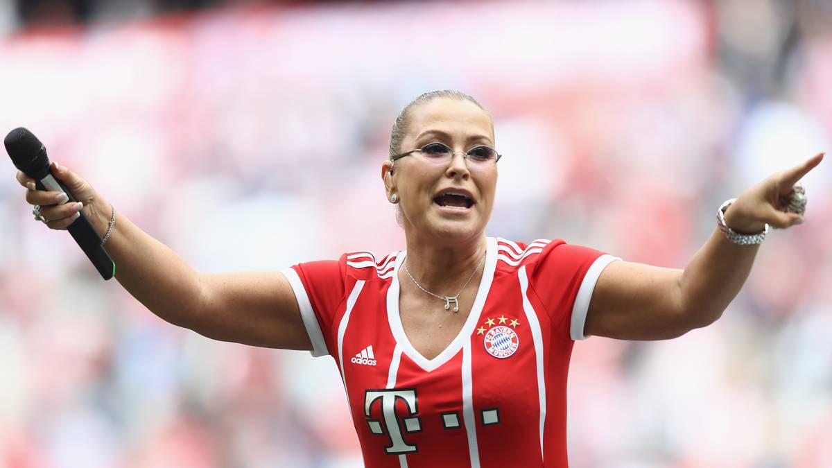 In der Halbzeitpause gibt es etwas auf die Ohren: Anastacia tritt im Bayern-Trikot in der Arena auf. Weil der Abbau ihrer Bühne fünf Minuten länger dauert als geplant, geht die zweite Hälfte erst mit Verspätung los