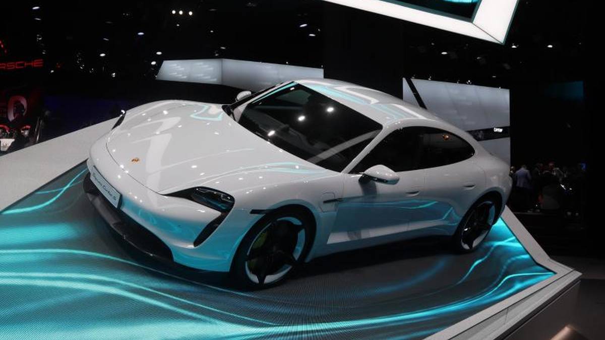 Soll es mit den schnellen Luxus-Stromern von Tesla aufnehmen: der Porsche Taycan, der auf der IAA Premiere feiert