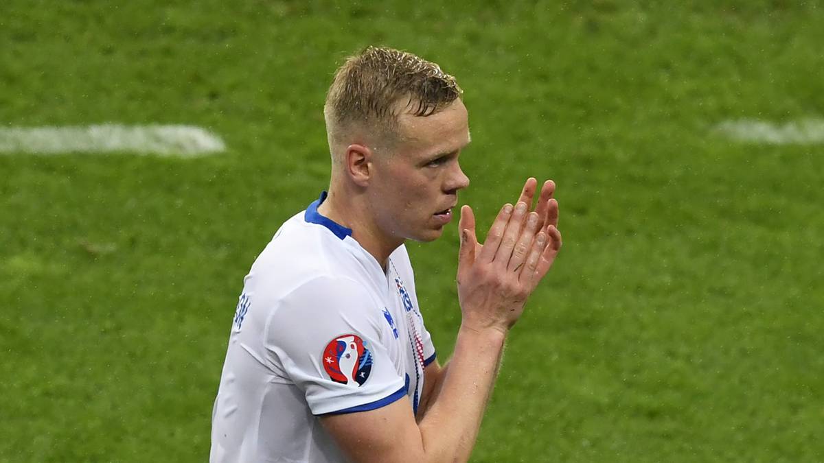 "Vielleicht wäre es ein bisschen zu viel gewesen, die EM gleich im ersten Versuch zu gewinnen." (Islands Stürmer Kolbeinn Sigthorsson nach dem EM-Aus gegen Frankreich)