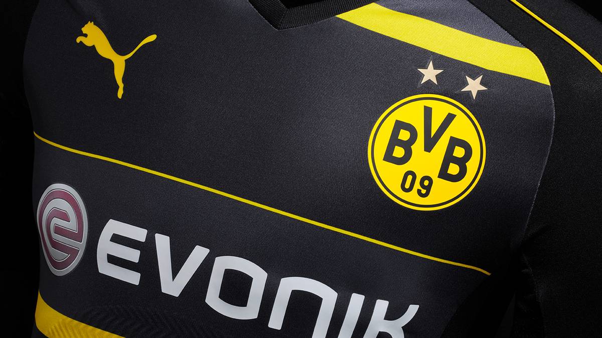 Ein klassischer V-Kragen rundet das Design ab