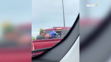 Aaron Rodgers landet durch dieses Video einen viralen Hit: Der NFL-Quarterback sitzt lässig auf der Ladefläche eines Pick-Ups und genießt das ein oder andere Kaltgetränk.