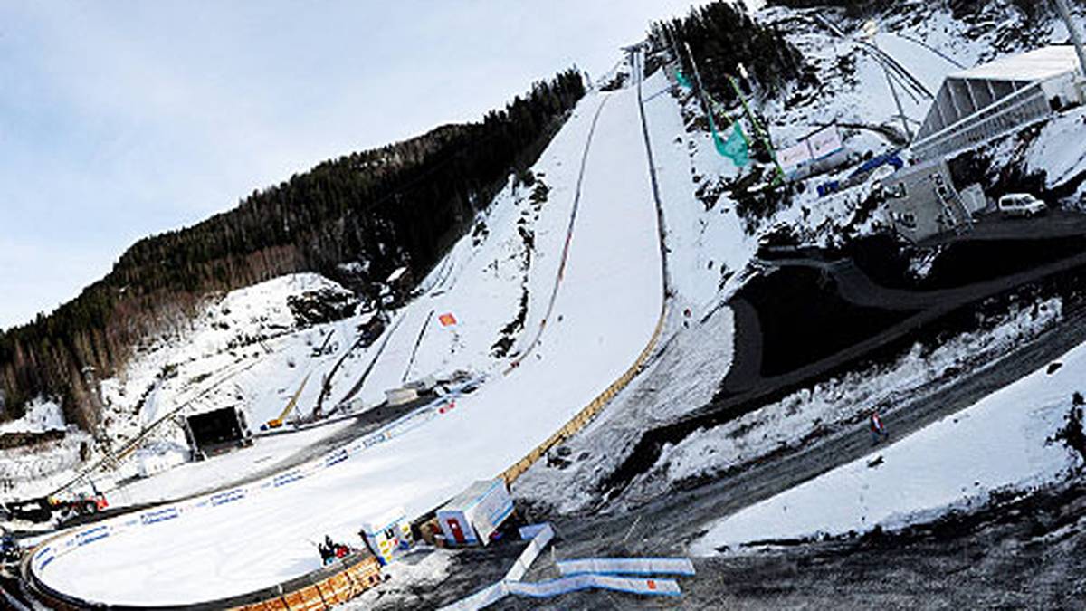 Sechs Jahre lang bleibt es dabei - bis Vikersund diesen Monster-Bakken in den Schnee setzt. Auf diesem Ungetüm von Schanze sind sogar Sprünge von bis zu 240 Metern möglich - sagen die Veranstalter