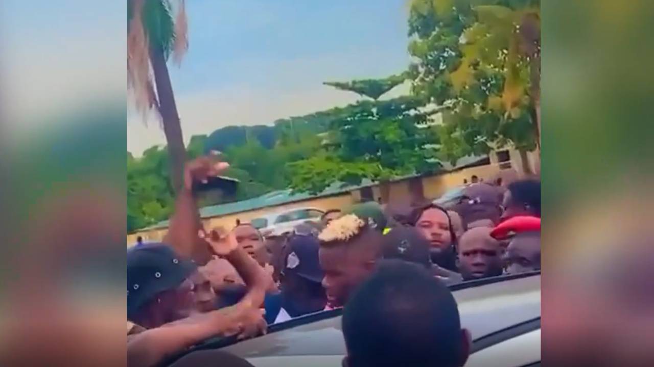 Victor Osimhens Heimatbesuch in Nigeria endet im Gedränge