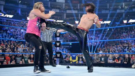Shinsuke Nakamura (r.) wehrte sich bei WWE SmackDown Live erfolgreich gegen einen Angriff von Dolph Ziggler