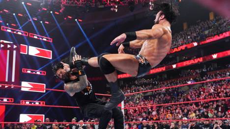 Drew McIntyre (r.) behielt in einer Prügelei mit Roman Reigns bei WWE RAW die Oberhand