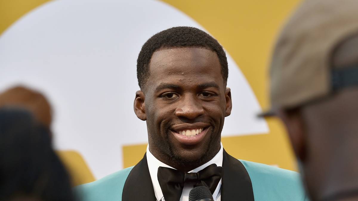 Einer davon: Draymond Green. Der lächelt so süffsiant, weil er weiß, was ihr nicht wisst. Nämlich, was er unten rum trägt