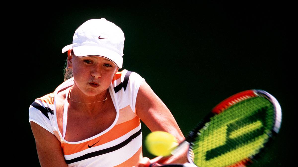 Vater Juri arbeitet dort unter anderem als Tellerwäscher. Als die gebürtige Sibirin neun Jahre alt ist, wird in Bolletieris Tennisakademie damit begonnen, an ihrer Karriere zu feilen. 2000 gewinnt "Masha" im Alter von 13 Jahren ihr erstes Turnier im Juniorenbereich