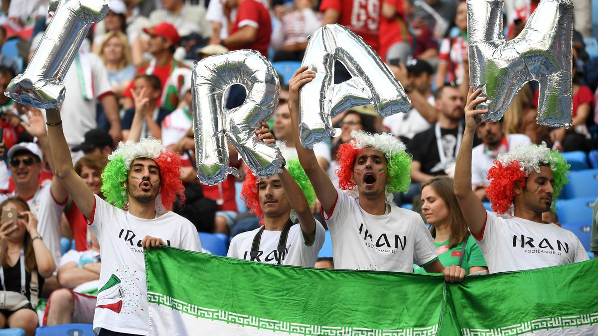 Der iranische Fan rechts macht aus seiner Sicht alles richtig - das N ist für den Begutachter allerdings falsch herum