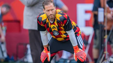 Deutschland steht bereits sicher als WM-Gruppensieger fest. Die SPORT1-Reporter Stefan Kumberger und Manfred Sedlbauer diskutieren über die Startelf und die Torwartfrage: Sollte Manuel Neuer spielen oder bekommt Oliver Baumann seine Chance?