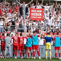 Der Sieger der Relegation sichert sich nicht nur einen Platz in der Zweiten Bundesliga. Er kann zugleich etwas Historisches schaffen.