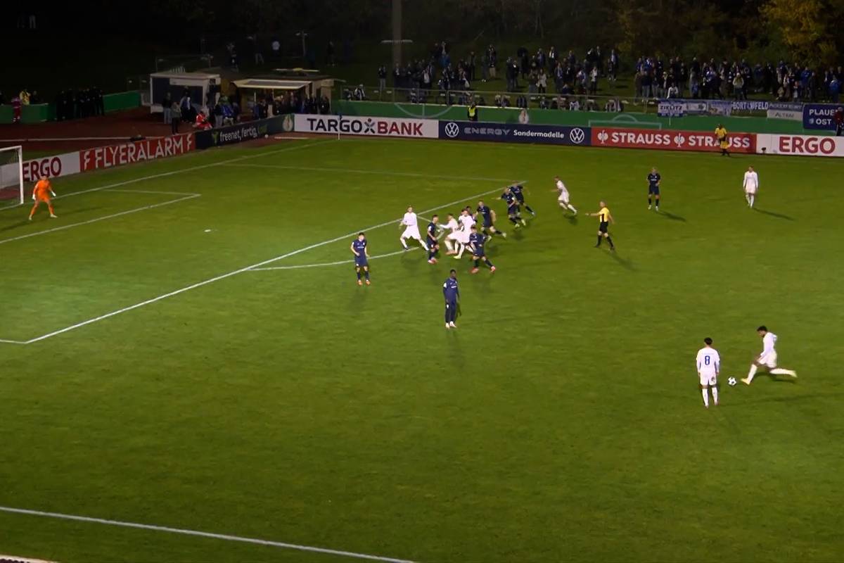 Freistoß-Trick vom Feinsten! Damit rechnete keiner