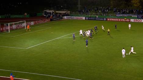 Das Märchen ist ausgeträumt! Der bayerische Viertligist FV Illertissen muss sich in der 2. Pokalrunde dem 1. FC Magdeburg geschlagen geben. Ein Elfmeter sorgt für Wirbel, ein Freistoß-Trick für die endgültige Entscheidung. Kommentator: Hartwig Thöne.