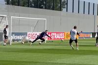 Beim DFB-Training zeigt Bundestrainer Julian Nagelsmann, dass er auch das Zeug zum Torwarttrainer hat und macht der neuen Nummer Eins zwischen den Pfosten ordentlich Feuer unterm Hintern. 