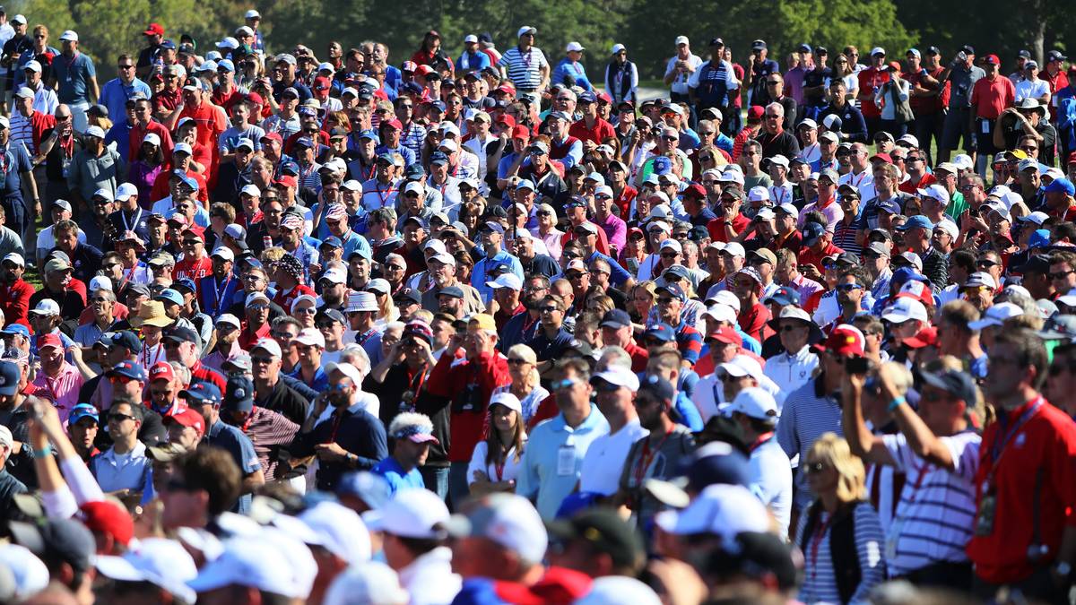 Auch am folgenden Tag herrscht ein reges Treiben um die Golfplätze. Die Zuschauerzahl wird auf gewaltige 60.000 geschätzt