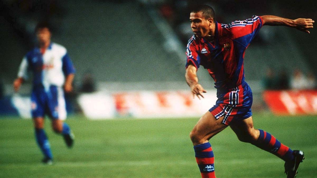Ronaldo (1996-1997): Barcelona setzte sich im Wettbieten um den aufstrebenden Stürmerstar gegen Inter Mailand durch und holte Ronaldo 1996 für rund 30 Millionen D-Mark vom PSV Eindhoven. In 49 Spielen schoss er 47 Tore