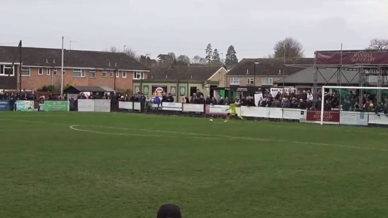 Nathan Harvey mit Torwart-Tor aus 80 Metern in Englands Amateurliga