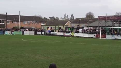 Nathan Harvey steht bei einem englischen Amateur-Klub zwischen den Pfosten. Nun geht ein Video vom Keeper viral - und zwar völlig zurecht!