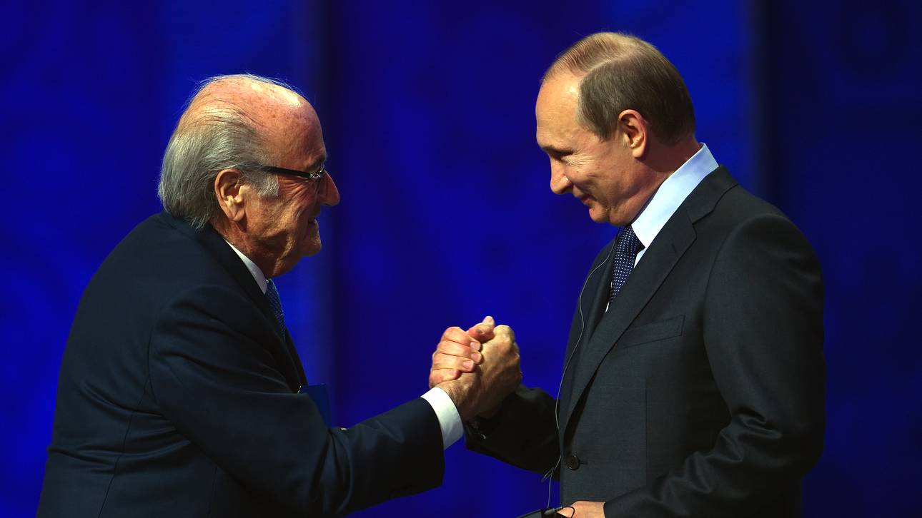 Wladimir Putin (r.) wünscht Sepp Blatter (l.) einen Nobelpreis
