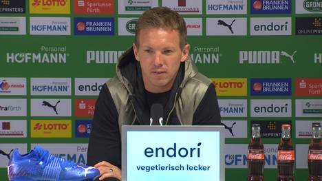 Im Spiel bei der SpVgg Greuther Fürth sieht Julian Nagelsmann die gelbe Karte. Im Anschluss erklärt er die Situation.