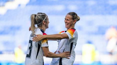 Kathrin Hendrich und Klara Bühl (r.) mögen Mallorca-Hits