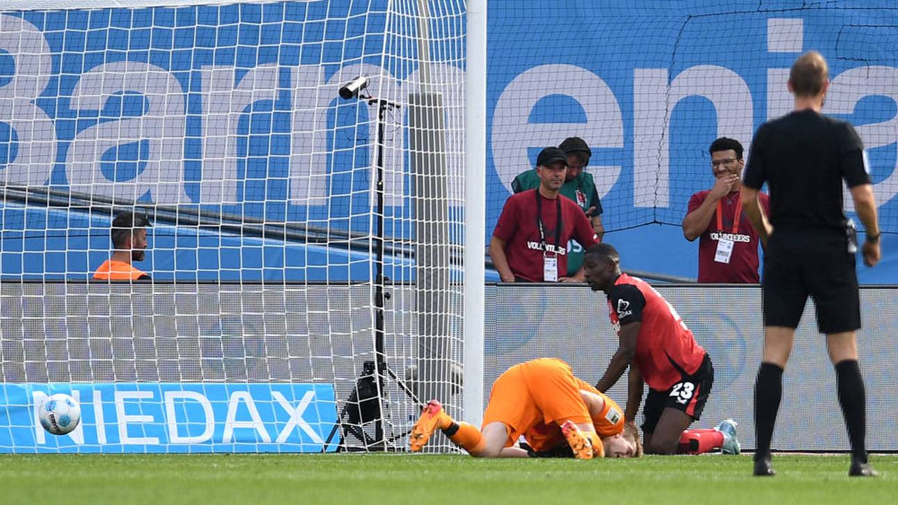 Nordi Mukiele (r.) und Lukas Hradecky (l.) beim Eigentor