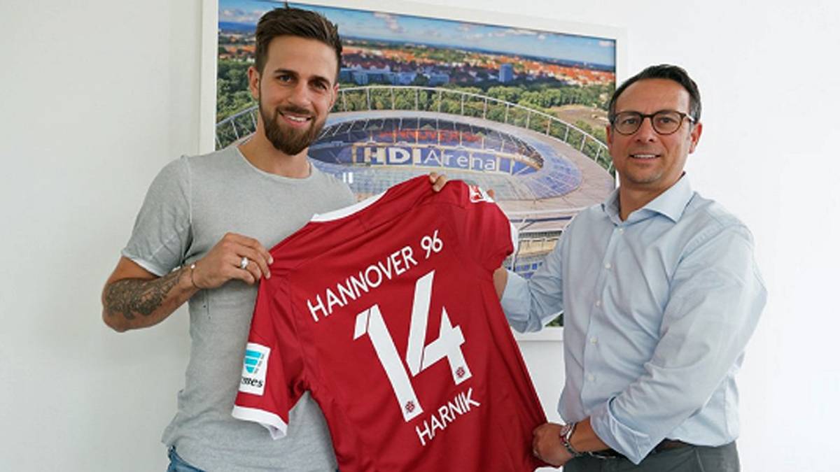 Den VfB verlassen hat Martin Harnik. Der Österreicher wechselte ablösefrei nach Hannover, das ebenso wie die Schwaben die sofortige Rückkehr in die erste Liga anpeilt. Mit Harnik bekommt 96 einen sehr erfahrenen Spieler: Seit neun Jahren ist er Nationalspieler und nahm an zwei EM-Endrunden teil
