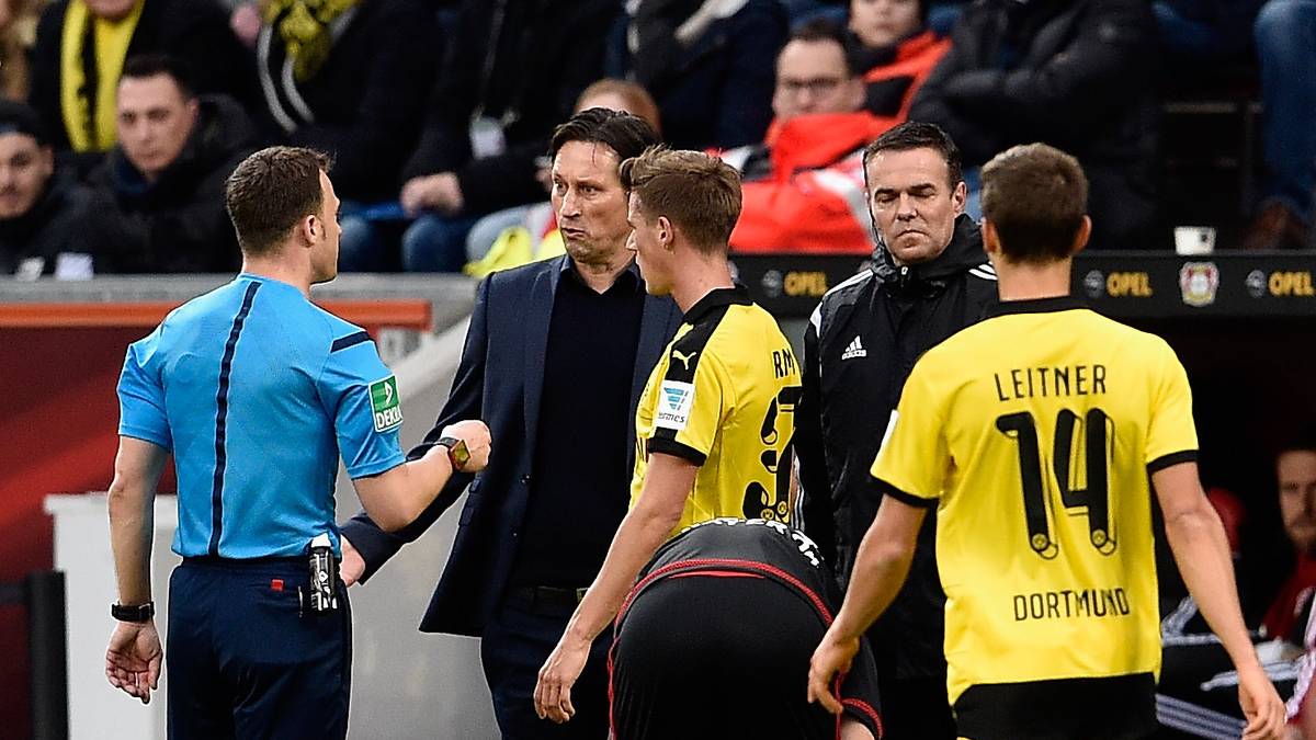 21. Februar 2016: Leverkusens damaliger Trainer Roger Schmidt provoziert gegen Dortmund einen Spielabbruch. Er beklagt eine irreguläre Ausführung eines Freistoßes vor dem 0:1-Gegentreffer und weigert sich anschließend, den Innenraum zu verlassen