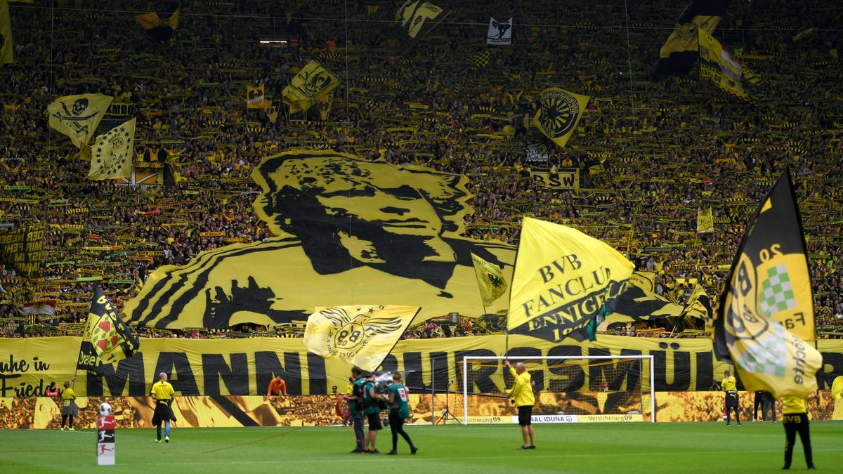 MANFRED BURGSMÜLLER: Er traf sogar 158 Mal für die Borussia. Nach sieben Jahren im Schwarz-Gelben Trikot wechselte er zum 1. FC Nürnberg und später zu Werder Bremen. Im Mai 2019 verstarb er im Alter von 69 Jahren, die BVB-Fans widmeten ihm eine Choreographie (im Bild)