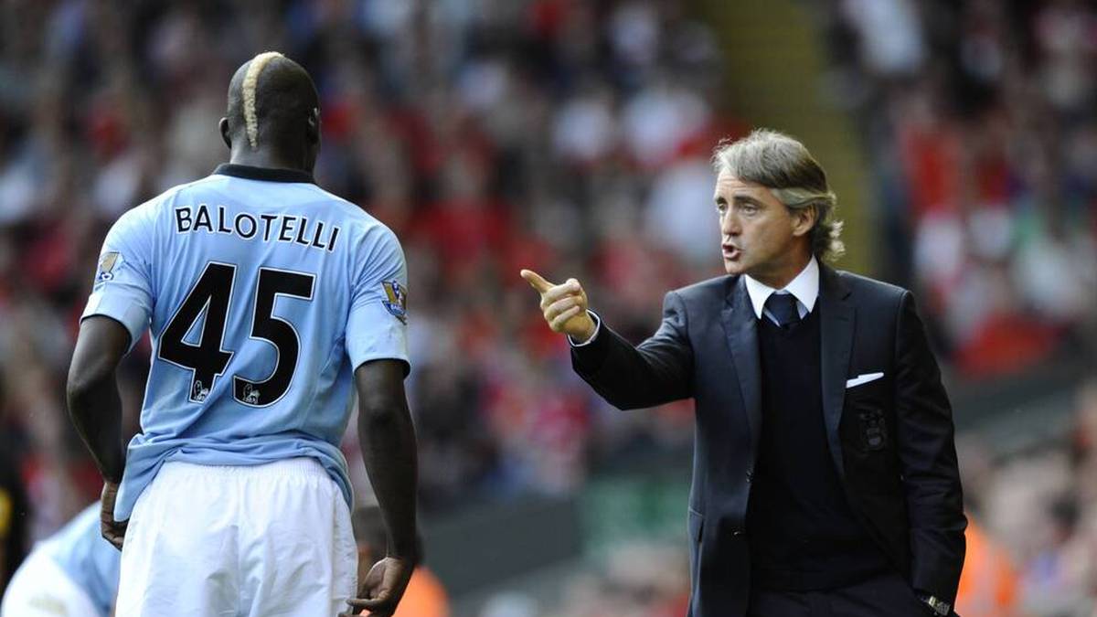 Roberto Mancini manager of Manchester City points at Mario Balotelli of Manchester City.Barclays Premier League match between.Liverpool v Manchester City at Anfield, Liverpool on the 26th August 2012.Pic Simon Bellis Sportimage PUBLICATIONxNOTxINxUK