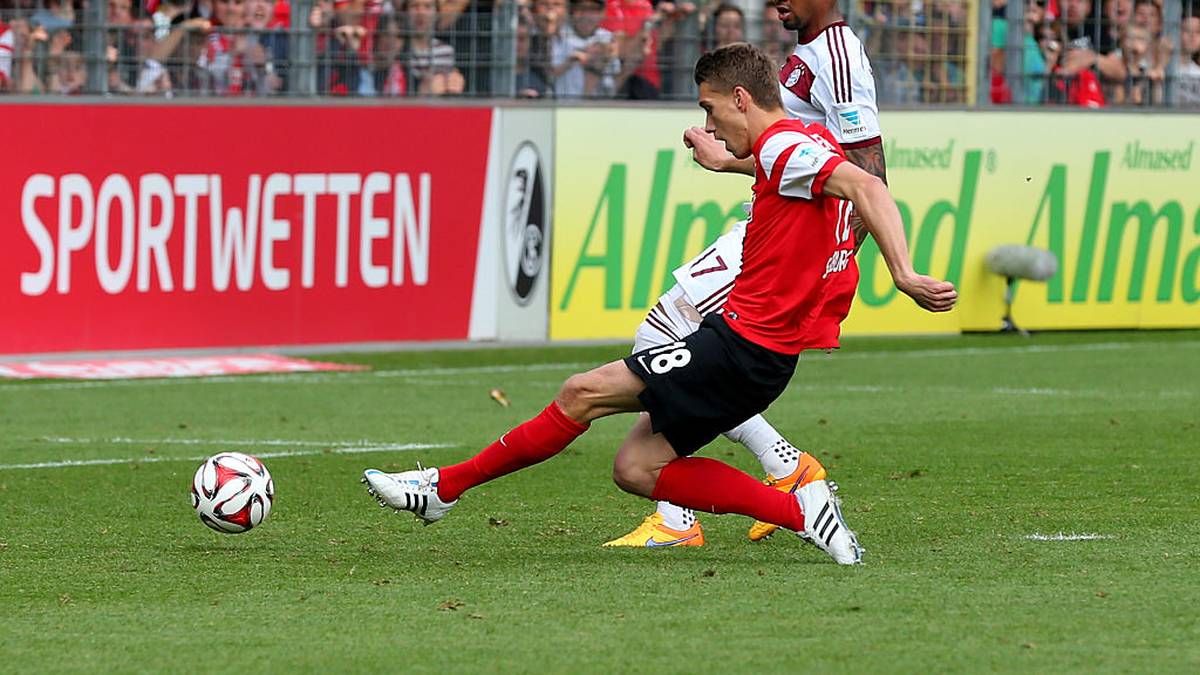 NILS PETERSEN (Mittelstürmer): Wechselte im Sommer 2015 für viele überraschend von Werder Bremen zum damaligen Zweitligisten SC Freiburg. Es dauert nicht lange bis klar wird: Der Ex-Bayern Profi und der Breisgau - das passt! Mit 21 Toren schießt Petersen Freiburg zunächst zurück ins Oberhaus...