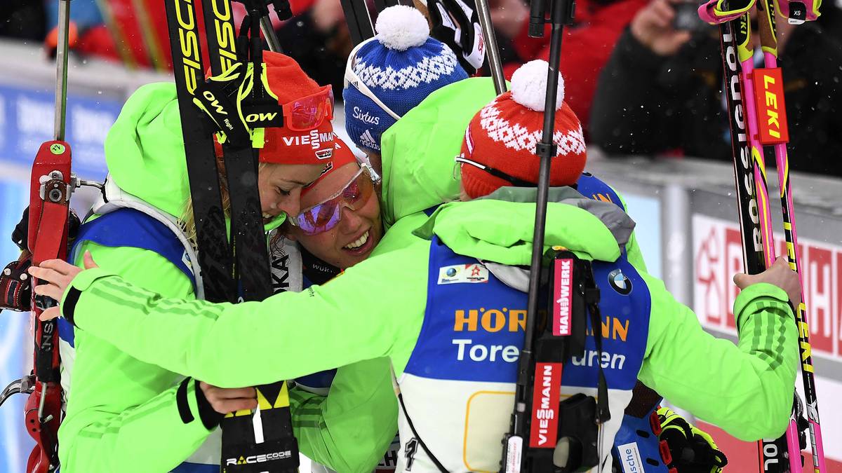 Die Anstrengungen und der Marathon mit Interviews, Flower Ceremony, Pressekonferenz, Fotoshootings, Dopingkontrolle etc. fordern ihren Tribut. Aber Dahlmeier steckt auch das weg