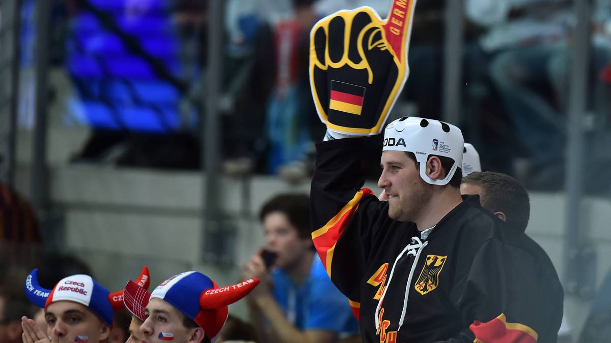 Die deutschen Fans halten es eher mit dem erhobenen Zeigefinger. Das soll wohl heißen: Vorsicht, auch wir wollen hier ein Wörtchen mitreden