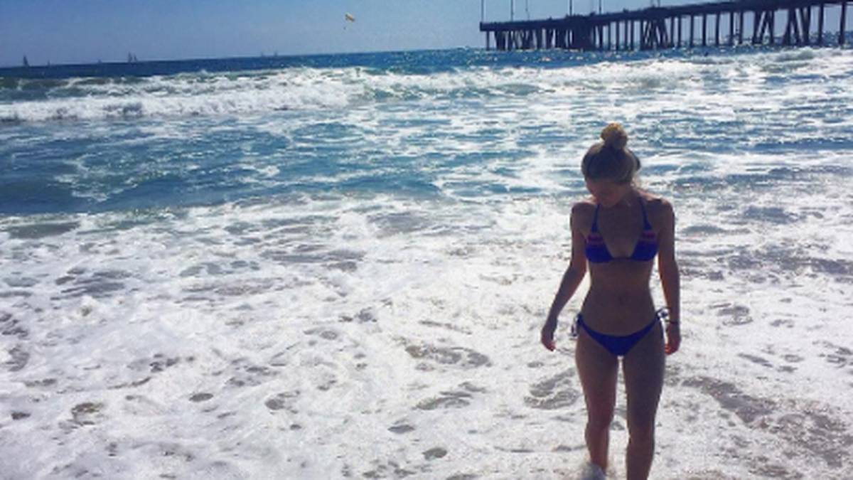 Die Liebste des Stürmers von RB Leipzig genießt das warme Wasser an ihren Füßen