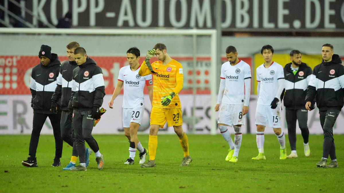 Das offensive Mittelfeld wurde durch Leih-Rückkehrer Daichi Kamada und Sow verstärkt, die ihre Kreativität regelmäßig auf den Platz brachten. Dahinter ackern Rode und Kohr. Der Kader scheint in der Breite dennoch nicht gut genug besetzt, das lassen die Leistungen aus den letzten Spielen vermuten. Und die Doppelbelastung mit der Europa League hält auch in der Rückrunde an 