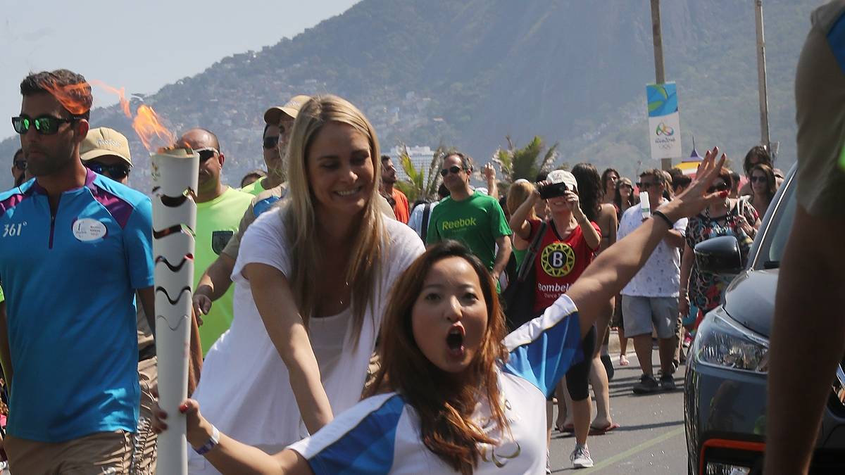Vor der offiziellen Eröffnungszeremonie muss die Fackel noch den Weg ins Maracana finden. Entlang des Strandes von Ipanema wird diese ...