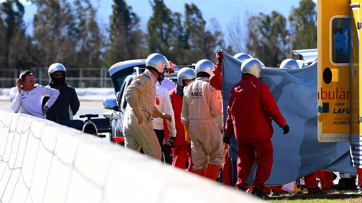 Bergungsarbeiten nach dem Unfall von McLaren-Pilot Fernando Alonso