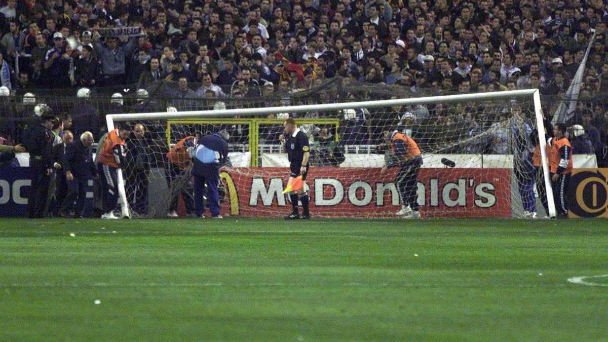 Das alte war zusammengeklappt, nachdem Reals Ultras den daran befestigten Schutzzaun erklommen hatten