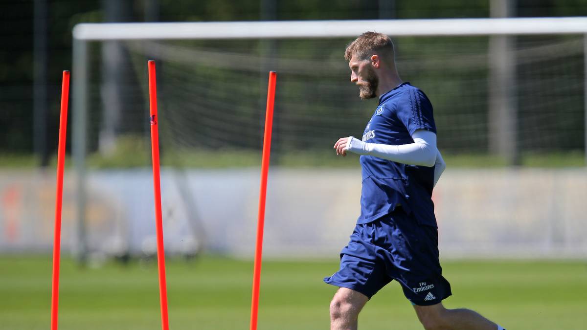 Der 32-Jährige zählt sicherlich auch zu den Topverdienern im Team, ist aber auch sportlich mit acht Scorerpunkten in 22 Spielen eine Säule des HSV. Bei einem gut dotierten Angebot für den Routinier könnten die HSV-Verantwortlichen sicher ins Grübeln kommen