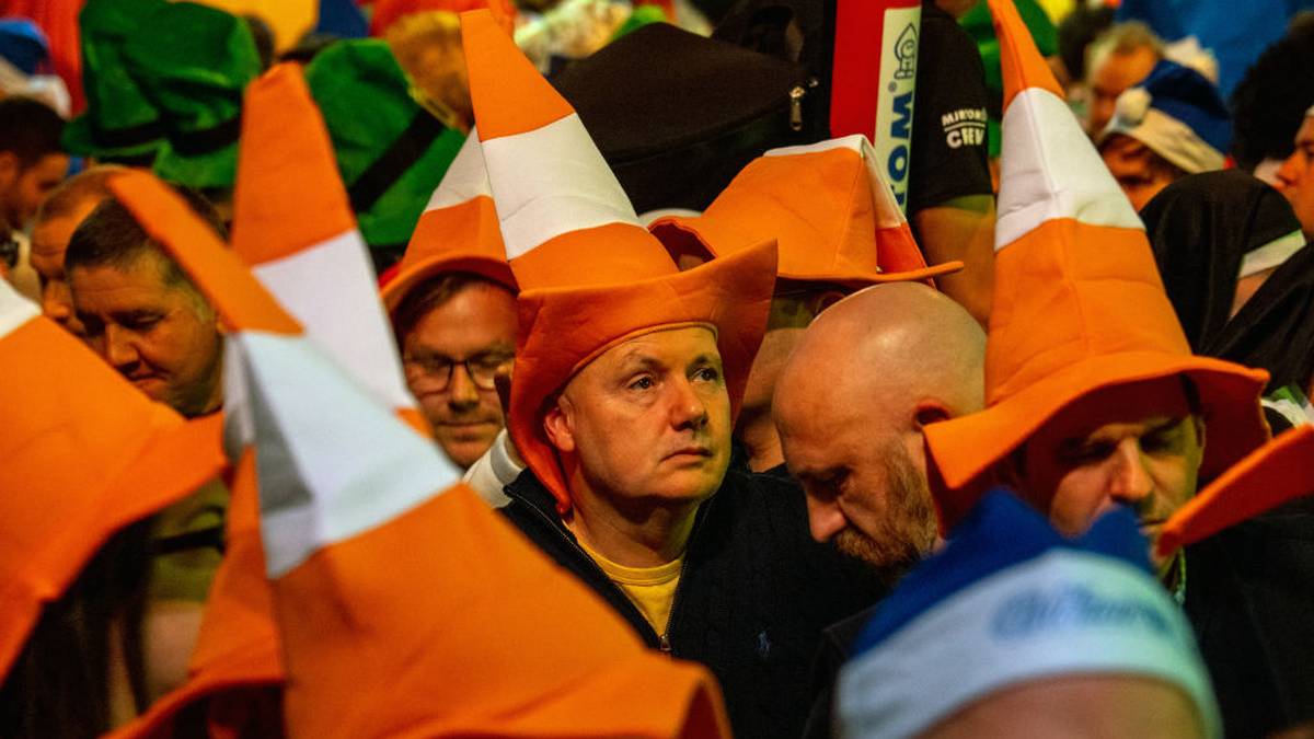 Was ist orange und trägt eine Pylone auf dem Kopf? Natürlich niederländische Darts-Fans, die "Barny Army" ist bei Raymond van Barnevelds letztem Turnier wenig überraschend zahlreich vertreten