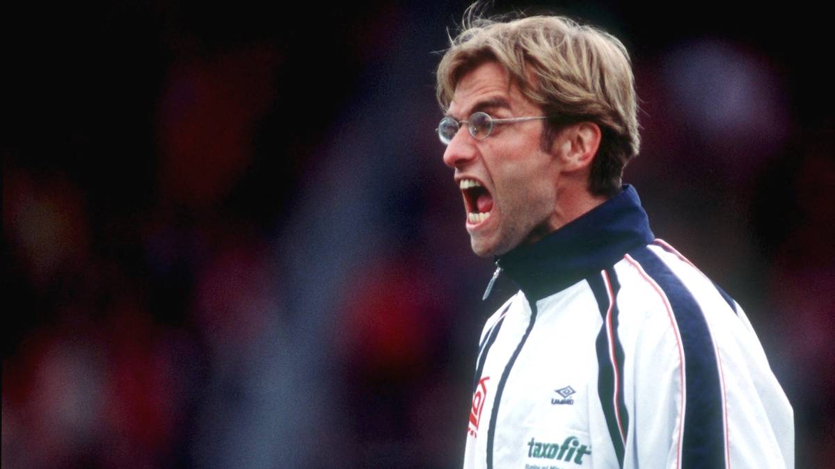 Und 2001 ist es dann soweit: Klopp wird Trainer - drei Tage nach seinem schlussendlich letzten Spiel als Aktiver. Als Interimscoach rettet er die Mainzer vor dem Abstieg, erhält einen Vertrag als Cheftrainer und greift oben an