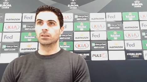 Arsenal-Keeper Bernd Leno verschuldete gegen Rapid Wien ein Gegentor. Sein Trainer tadelt ihn nach dem Spiel.
