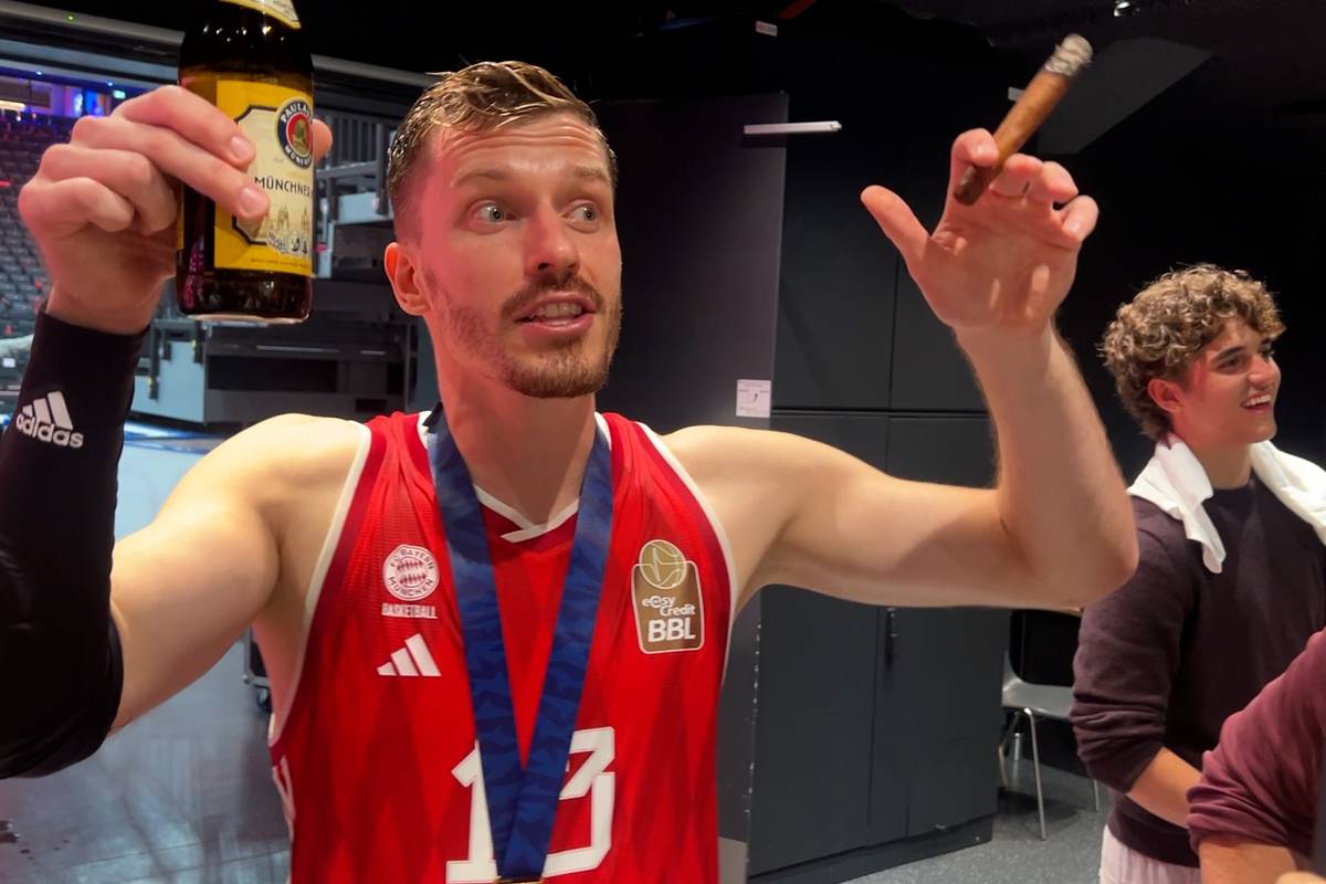 Andreas Obst bekommt im Interview nach dem Meistertitel einen Spruch von Johannes Voigtmann gedrückt. Der Bayern-Star weist seinen Weltmeister-Kollegen zurecht - und verteilt außerdem ein Sonderlob.