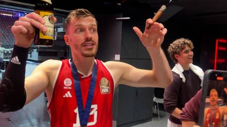 Andreas Obst bekommt im Interview nach dem Meistertitel einen Spruch von Johannes Voigtmann gedrückt. Der Bayern-Star weist seinen Weltmeister-Kollegen zurecht - und verteilt außerdem ein Sonderlob.