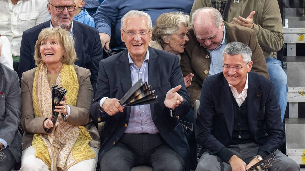 Das tut der guten Laune bei der Prominenz vor Ort aber keinen Abbruch. Bayern Innenminister Joachim Herrmann erfreut sich an seiner Klatsch-Pappe