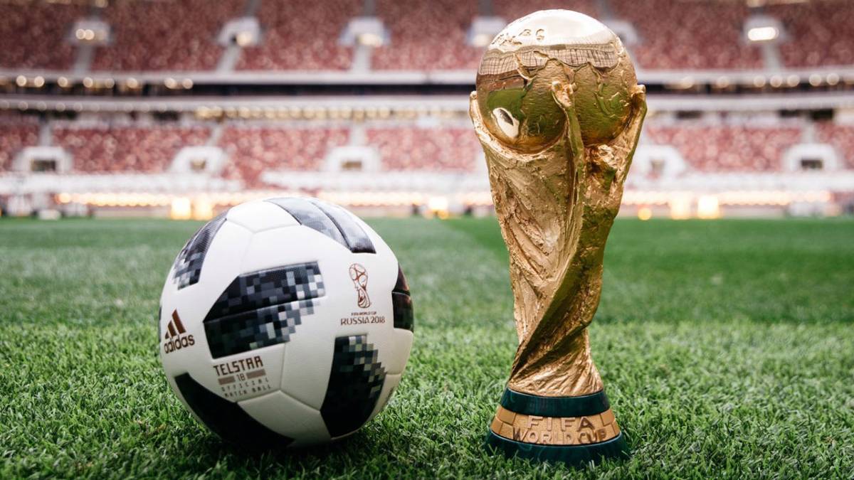"Telstar 18" heißt der offizielle Spielball für das Turnier in Russland. Er sei "eine Hommage an den allerersten adidas-WM-Ball" und wecke Erinnerungen an die WM 1970 in Mexiko, teilte die FIFA mit